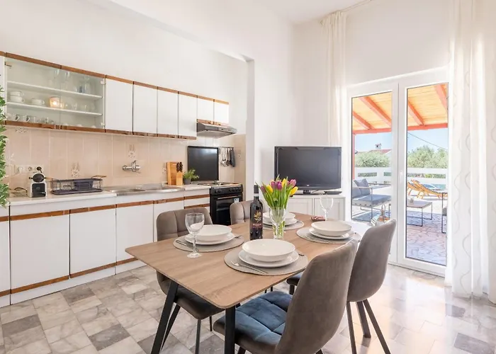 With Pool Apartman *