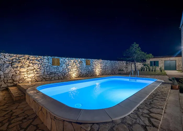 With Pool Daire