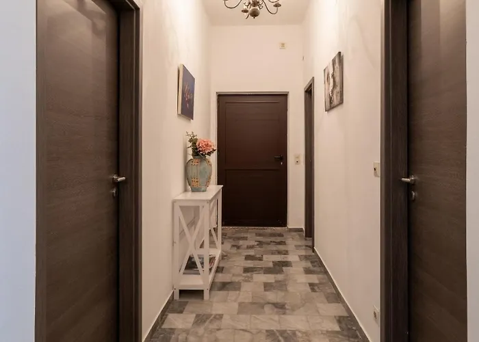 With Pool Апартаменты Kosljun