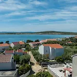 With Pool Apartman Košljun