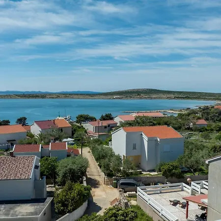 With Pool Apartamento Košljun